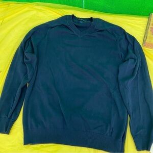 Devon & Jones preppy navy sweater in cotton. Perfect year round. A classic fit.